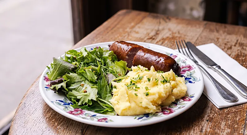 Saucisse de Morteau tranchée sur une purée maison